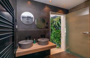 Kúpeľňa v ubytovaní Villa T Dubrovnik - Wellness and Spa Luxury Villa with spectacular Old Town view