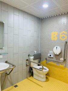 La salle de bains est pourvue de toilettes et d'un lavabo. dans l'établissement Planet 23, à Chiayi