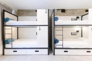 a room with three bunk beds in a hostel at LOGUNE ROOMS in Vitoria-Gasteiz