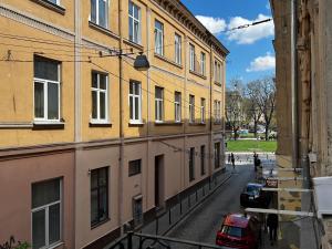 リヴィウにあるApartment Lesya Kurbasaの建物からの通りの景色