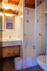 y baño con bañera, lavamanos y ducha. en Cit'Hotel Le Montreal en Châlons-en-Champagne
