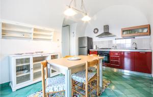 ヴィエトリにあるOleandriのキッチン(木製テーブル、椅子付)