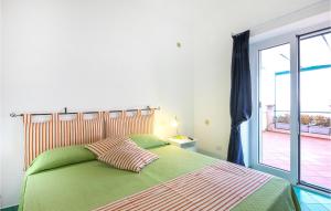 ヴィエトリにあるOleandriのベッドルーム(緑のベッド1台、バルコニー付)