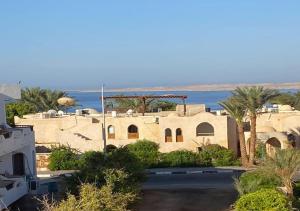 una vista de una casa con el océano en el fondo en Al Crown en Sharm El Sheikh