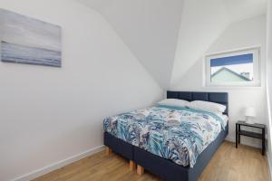 a bedroom with a bed and a painting on the wall at Seaside Escape Pet Friendly Apartments Mielenko by Renters in Mielenko