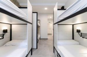 Łóżko lub łóżka w pokoju w obiekcie LOGUNE ROOMS