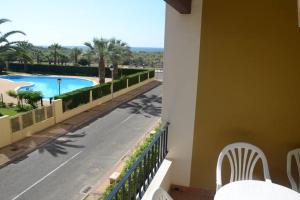 balkon z widokiem na ulicę w obiekcie Luxury Apartment in Marina de Isla Canela- Beach Front w mieście Huelva