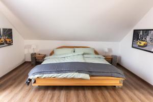 a bedroom with a bed in a attic at Baumeister`s Ferienwohnung 