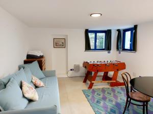 ein Wohnzimmer mit einem blauen Sofa und einem Tisch in der Unterkunft Villa with private pool and garden in Tradate