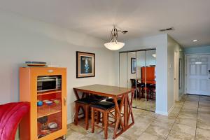 cocina y comedor con mesa y sillas en Sunset Harbor 2-204 - Latitude Adjustment, en Navarre