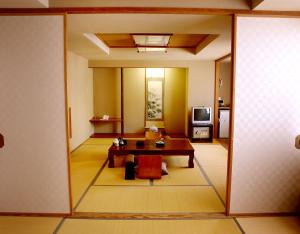 - Vistas a la sala de estar a través de un espejo en Oyado Kiyomizuya, en Noboribetsu