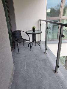 balkon ze stołem i krzesłem w obiekcie Premium Apartments Rzeszów Silver w mieście Rzeszów