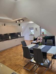 a kitchen and a dining room with a table and chairs at SOBEL II in Tylmanowa