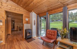 una sala de estar con chimenea en una casa pequeña en Beach Front Home In ydegard With House A Panoramic View, 