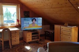 sala de estar con TV de pantalla plana en una habitación en Całoroczny duży dom na Mazurach n.Jeziorem Omulew., en Jabłonka