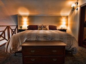 een slaapkamer met een groot bed met twee nachtkastjes bij Oak Tree Barn Bridgetown in Bridgetown