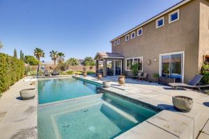 インディオにあるBackyard Oasis, Pool and Spa Indio Gem!の家の裏庭にあるプール