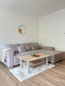 sala de estar con sofá y mesa de centro en Apartment Vienna - Contactless Check-In, en Viena