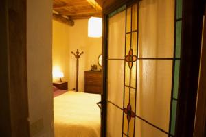 A bed or beds in a room at Il Casale di Aquarubra