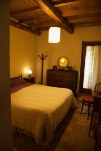 A bed or beds in a room at Il Casale di Aquarubra