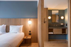 a hotel room with a bed and a mirror at Mollie's Motel & Diner Bristol in Bristol