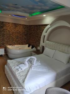 um quarto com uma cama e uma banheira em CEMRE SUIT em Istambul