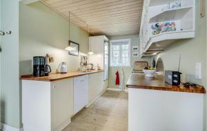ホにあるStunning Home In Blvand With Wifiの白いキャビネット付きのウッドフロアのキッチン
