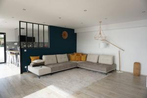 ® L'imprenable - Somptueuse villa vue mer في مارسيليا: غرفة معيشة مع أريكة وطاولة