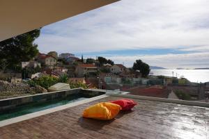 ® L'imprenable - Somptueuse villa vue mer في مارسيليا: وجود حقيبتين للنوم فوق السطح