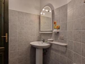 łazienka z umywalką i lustrem w obiekcie Residenza Cugnana w mieście Agrustos