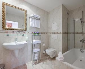 Koupelna v ubytování Hotel Continental + 37 fotografií