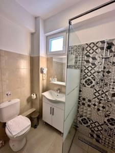 A bathroom at Bella House Nikiti