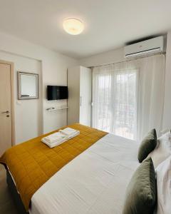 - une chambre avec un grand lit et une grande fenêtre dans l'établissement Bella House Nikiti, à Nikiti