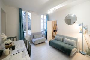 - un salon avec un canapé et une table dans l'établissement Le Chat De La Cathédrale - Calme - Jardin - Wifi, à Troyes