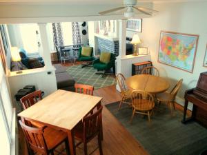 ein Wohnzimmer mit einem Tisch, Stühlen und einem Sofa in der Unterkunft The Wayfaring Buckeye Hostel in Columbus