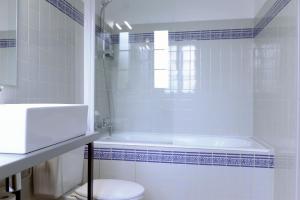 Ein Badezimmer in der Unterkunft Logis Hôtel du Chêne