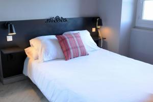 Ein Bett oder Betten in einem Zimmer der Unterkunft Logis Hôtel du Chêne