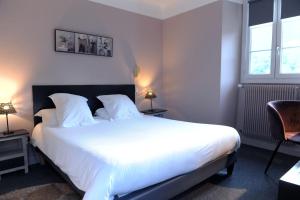 Ein Bett oder Betten in einem Zimmer der Unterkunft Logis Hôtel du Chêne