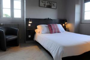 Ein Bett oder Betten in einem Zimmer der Unterkunft Logis Hôtel du Chêne