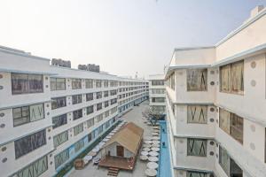 una vista aérea de un edificio con patio en Townhouse Royal Palms Shared Serviced Apartment, en Bombay