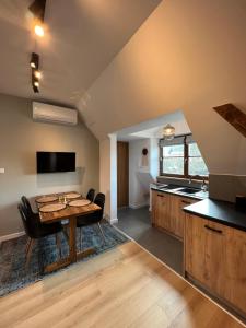 a kitchen with a table and a dining room at Apartament Miasteczko in Kazimierz Dolny