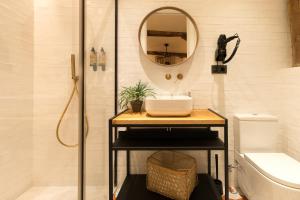 W łazience znajduje się umywalka i prysznic. w obiekcie Ribera AC by Staynnapartments w mieście Bilbao