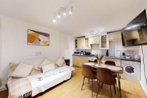 uma sala de estar com um sofá e uma mesa em Park Lane Apartments Baker Street em Londres
