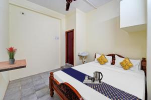מיטה או מיטות בחדר ב-SPOT ON Sri Sakthi Guest House