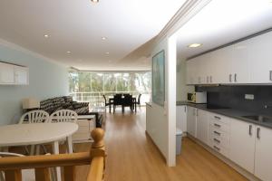 una cucina e un soggiorno con un tavolo e un divano di DIFFERENTFLATS Rubens a Salou