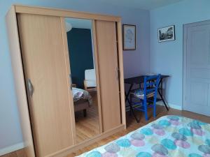 Postel nebo postele na pokoji v ubytování Chambre privée