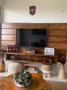 uma sala de estar com um balcão de madeira e uma mesa em APARTAMENTO BANANEIRAS - SONHOS DA SERRA BLOCO E em Bananeiras