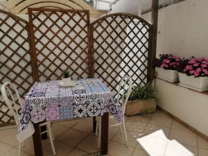 tavolo e sedie in una stanza con fiori di Casa La Posidonia a Ischia