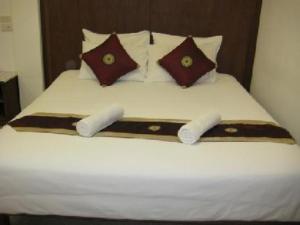拉邁的住宿－拉邁完美度假酒店，一张配有白色床单和枕头的大床