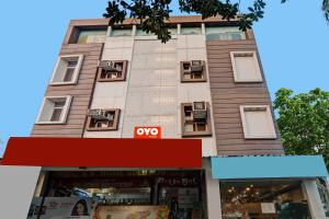 un edificio de talla con una tienda delante en Capital O Affection Inn, en Chinhat